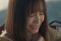 Ái Phương trở lại với sở trường ballad, là nghệ sĩ nữ tiếp theo xuất hiện tại Quảng trường Thời đại Mỹ