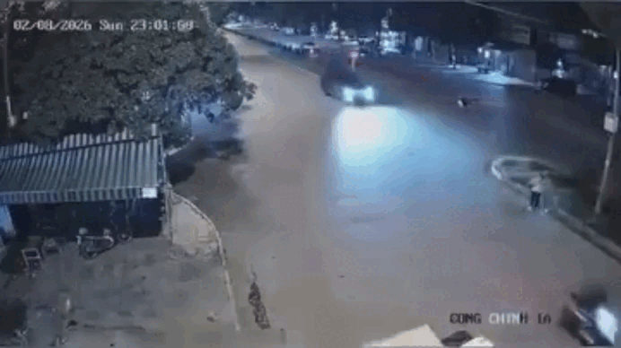 Ô tô lao lên dải phân cách, tông hai phụ nữ đi bộ trong đêm