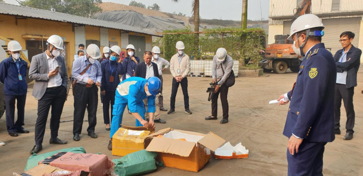 Hà Nội: Tổ chức tiêu hủy 15 tấn hàng lậu trị giá 8,4 tỷ đồng ảnh 1