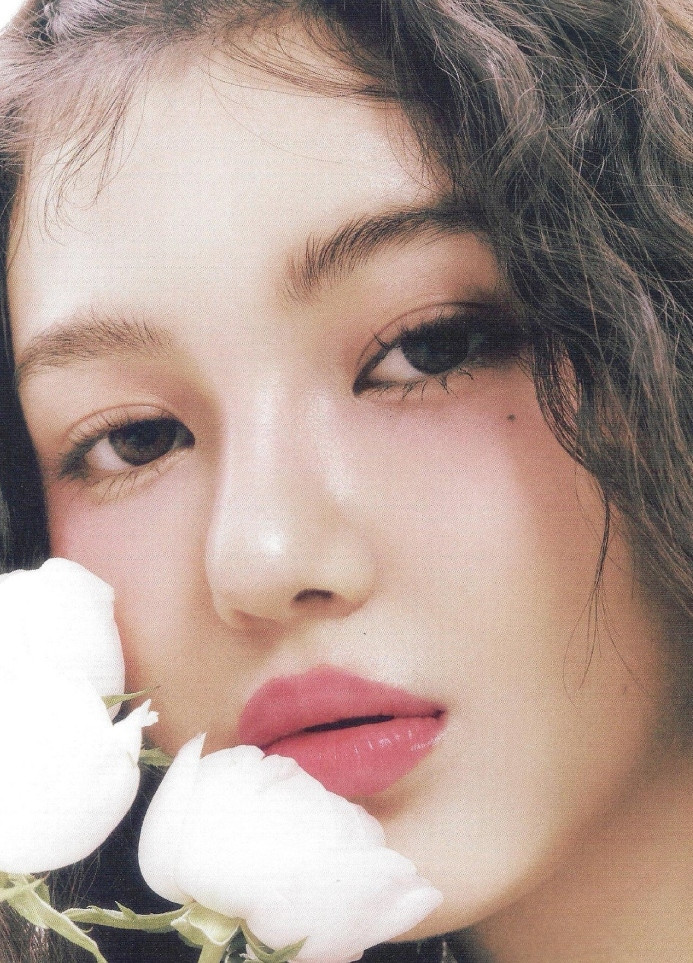 Danielle là đại sứ thương hiệu mới nhất sau khi Daniel Lee trở thành giám đốc sáng tạo mới của Burberry. NTK này sẽ cho ra mắt BST đầu tay cho nhãn hiệu mang tính di sản của Anh vào tháng 2 tại Tuần lễ thời trang London.