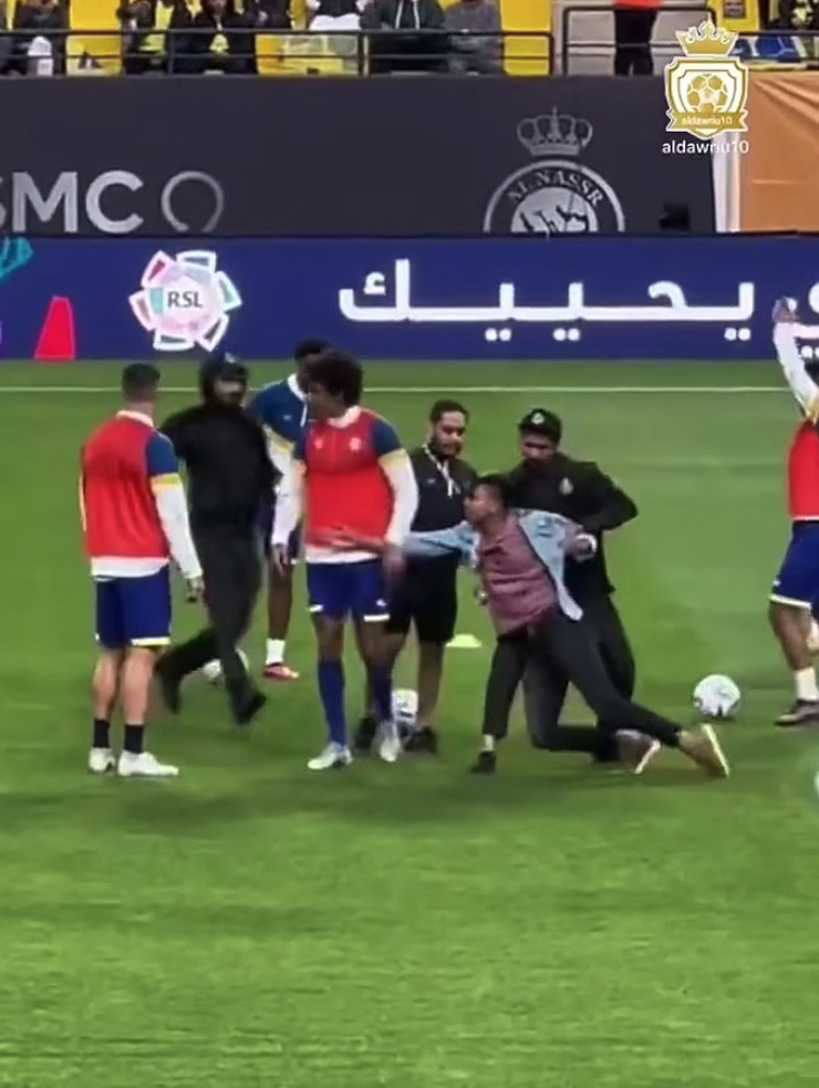 Ronaldo suýt chấn thương vì fan cuồng, bị chỉ trích vì xử phũ với siêu cò Mendes - 3