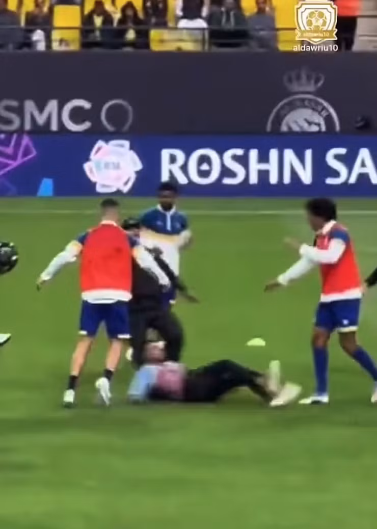 Ronaldo suýt chấn thương vì fan cuồng, bị chỉ trích vì xử phũ với siêu cò Mendes - 2