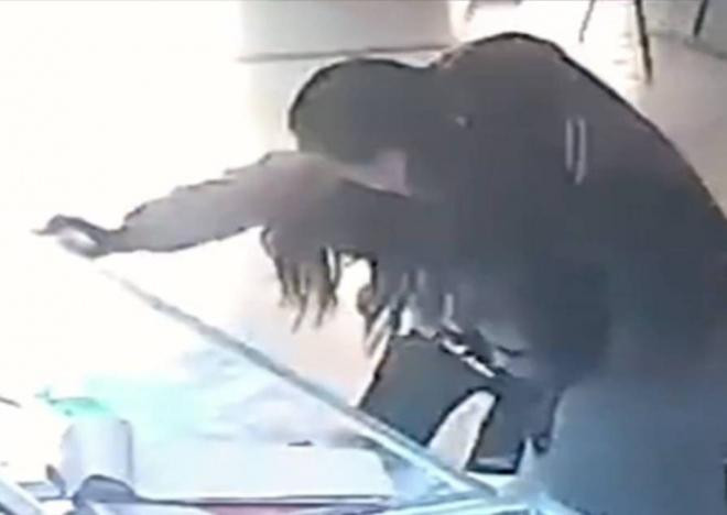 Chồng lộ bản tính ki bo, bạo lực khi cùng vợ đi mua điện thoại ảnh 1 Chồng lộ bản tính ki bo, bạo lực khi cùng vợ đi mua điện thoại ảnh 1