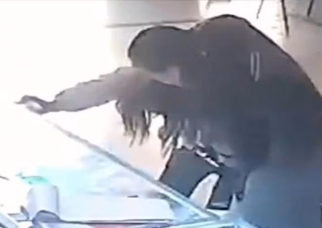 Chồng lộ bản tính ki bo, bạo lực khi cùng vợ đi mua điện thoại ảnh 1 Chồng lộ bản tính ki bo, bạo lực khi cùng vợ đi mua điện thoại ảnh 1