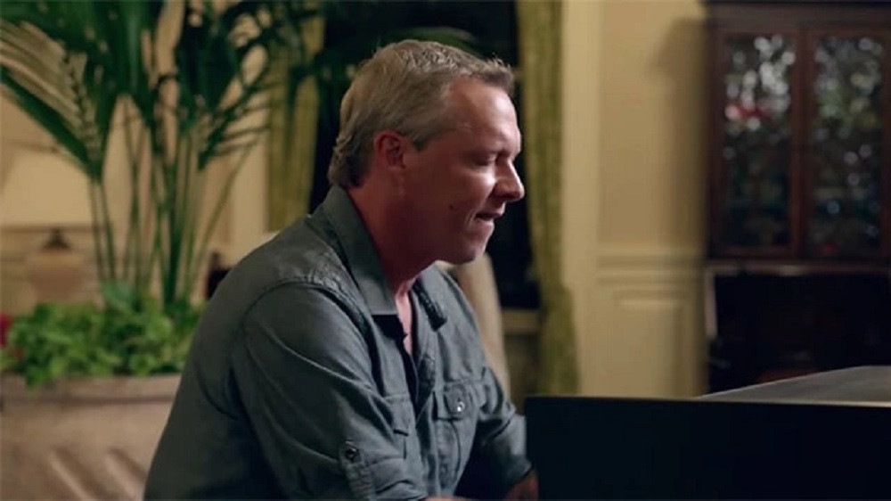 br/> Derek Amato đã gây chấn động thế giới vào năm 2006 khi anh bỗng dưng trở thành một thiên tài âm nhạc chỉ sau một đêm. Tháng 10 năm đó, Amato bị chấn thương nghiêm trọng ở đầu sau khi va đập vào bể bơi. Anh bị rụng tóc 35% và mất trí nhớ nhưng lại có năng khiếu âm nhạc và bắt đầu sáng tác nhạc trên đàn piano. Amato chia sẻ: "Khi tôi nhắm mắt lại, tôi thấy những cấu trúc đen trắng di chuyển từ trái sang phải trong tâm trí tôi, một dòng ký hiệu âm nhạc trôi chảy và liên tục". 