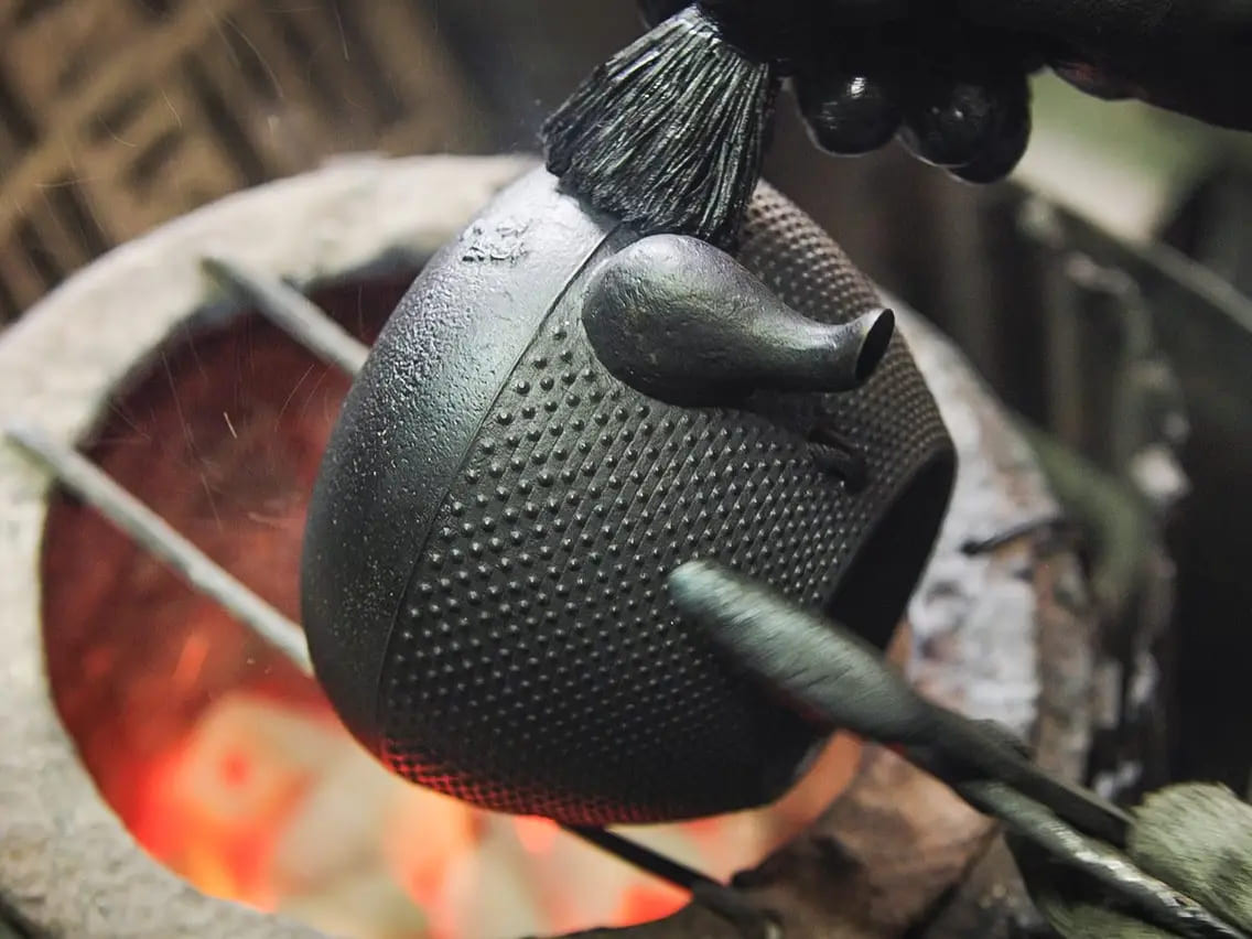 Chiếc ấm sắt nhưng chi tới chục triệu chưa chắc đã mua được ảnh 1 Chiếc ấm sắt nhưng chi tới chục triệu chưa chắc đã mua được ảnh 1