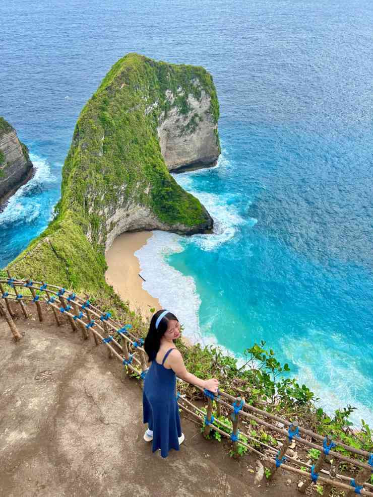 Từ Bali, mọi người đến đảo Nusa Penida bằng tàu mất khoảng 45 phút. Sóng không quá to, tuy nhiên nếu ai say sóng nên chuẩn bị thuốc trước. Mọi người đặt chân đến Angel's Billabong. Đây là một hồ nước tự nhiên ngăn đôi vách đá trên vùng biển của đảo Nusa Penida, nước biển trong xanh. "Nếu sóng không quá to, mọi người có thể tắm biển", Linh chia sẻ.