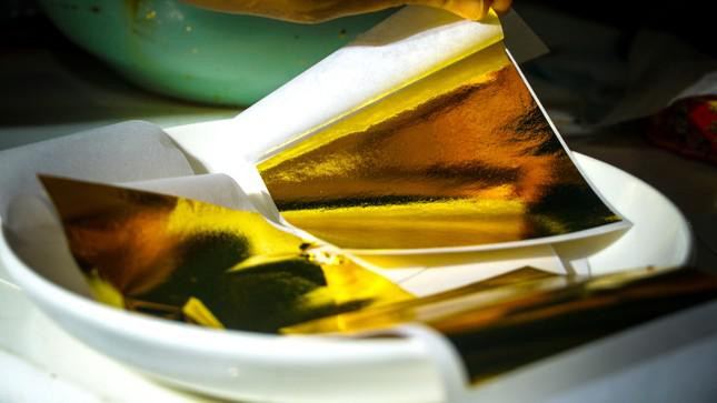 Lá vàng dùng để phủ lên bưởi và dừa.