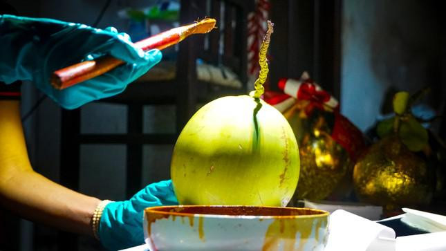 Bén duyên với trái cây dát vàng trong một lần đọc báo thấy người ta dát vàng cho bàn, ghế, nhà… rất đẹp nên chị Phước đã mua đồ về làm thử trên trái cây. Qua nhiều lần thử nghiệm, chị Phước nhận thấy, các loại trái có vỏ láng mịn dát vàng rất đẹp, nhất là trên trái bưởi và dừa trưng rất bền. Riêng dưa hấu cũng có vỏ láng nhưng khi dát vàng lại rất dễ úng, không trưng được lâu.