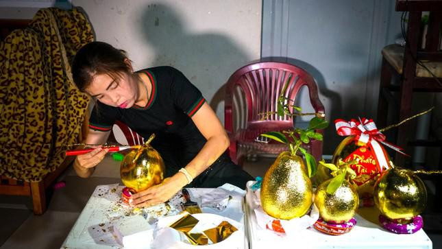 Dừa và bưởi là 2 loại trái cây quen thuộc thường được bà con miền Tây dùng trưng trong ngày Tết. Tuy nhiên, qua bàn tay chị Lê Thị Ngọc Phước (39 tuổi, phường Cái Khế, quận Ninh Kiều, TP Cần Thơ), giá trị và thẩm mỹ của 2 loại trái cây này được tăng lên gấp nhiều lần.