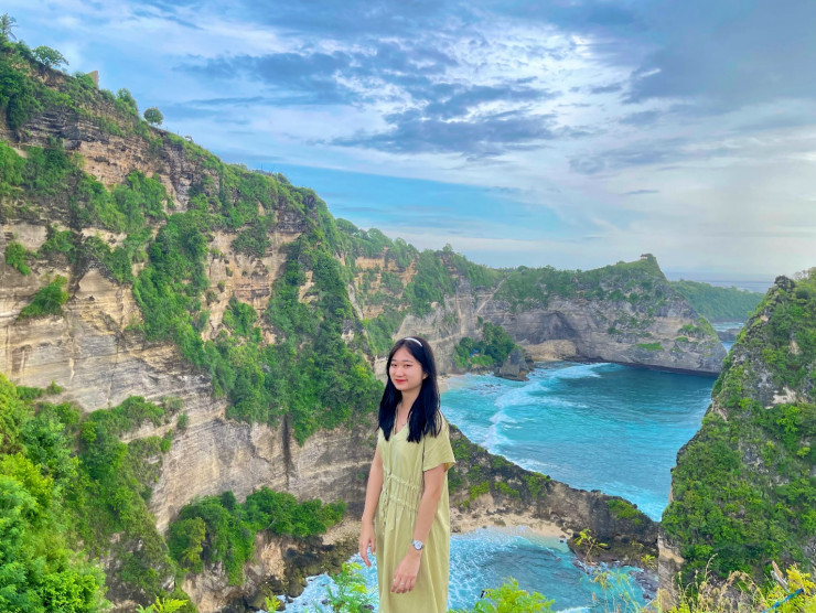 “Ở Diamond Beach, mọi người có thể mang theo đồ bơi để xuống bãi tắm, nước xanh rất đẹp. Tuy nhiên, điểm này leo trèo khá mệt nên hãy cân nhắc trước khi leo xuống. Đứng ở trên chụp ảnh cũng thấy tuyệt vời”, Linh cho biết.