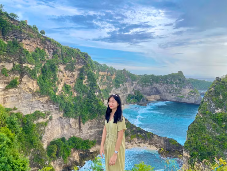 “Ở Diamond Beach, mọi người có thể mang theo đồ bơi để xuống bãi tắm, nước xanh rất đẹp. Tuy nhiên, điểm này leo trèo khá mệt nên hãy cân nhắc trước khi leo xuống. Đứng ở trên chụp ảnh cũng thấy tuyệt vời”, Linh cho biết.