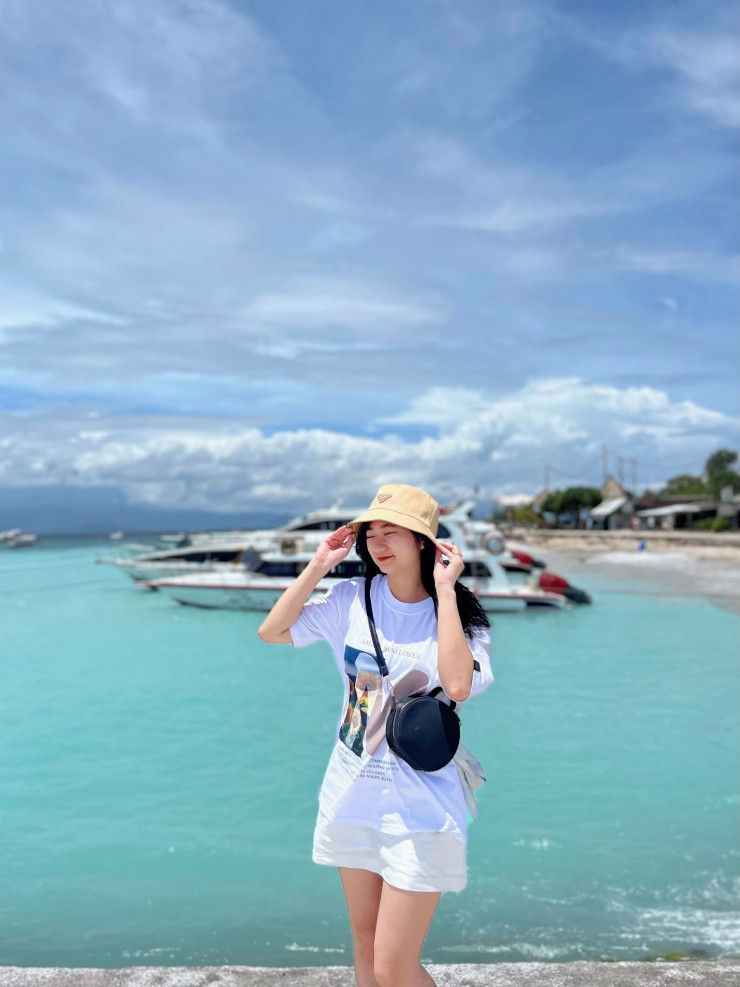 “Mình ấn tượng nhất với đảo Nusa Penida. Nếu có cơ hội quay lại Bali, mình sẽ ở đây 1 tuần cho thỏa mãn. Đây là nơi mình thấy đẹp nhất, đúng kiểu “Đảo thiên đường”, bao gồm các địa điểm nổi tiếng như Angel's Billabong, Broken Beach, Kelingking Beach, Tree House, Diamond Beach.