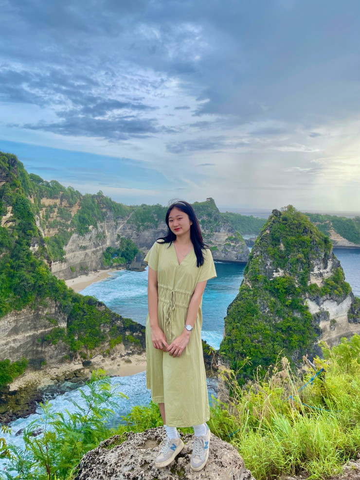 “Cảnh vật ở Bali rất đẹp, không khí trong lành. Khi tận mắt nhìn thấy sẽ đẹp hơn hình ảnh được ghi lại. Con người nơi đây thân thiện, mình cần hỗ trợ những gì sẽ được họ nhiệt tình hướng dẫn”, cô gái quê ở Lào Cai, làm việc tại Hà Nội, nói. 