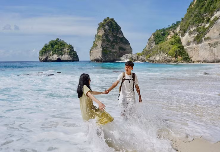 Bali có hai mùa khô và mưa. Mọi người nên đi vào tháng 4 - 10, vì lúc đó đã bước sang mùa khô nắng đẹp. Linh đi giữa tháng 2 có ngày mưa nên di chuyển khó khăn và không chơi được nhiều. Đặc sản ở Bali là tắc đường do đường nhỏ. Mọi người nên chuẩn bị đồ ăn nhẹ để tránh đói, vì di chuyển lâu. Các điểm vui chơi cũng xa nhau. Mang theo giày thể thao để leo trèo và chuẩn bị sức khỏe thật tốt.