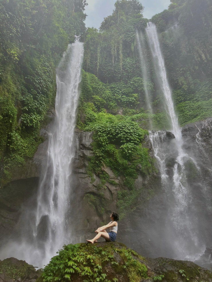 “Khi đến thác Sekumpul, mình cảm thấy cảnh hùng vĩ và đẹp. Lúc leo xuống thì dễ, nhưng khi leo lên thì hết hồn, vì dốc ngược lên đỉnh đầu. Nếu có thời gian, mọi người có thể đi thêm thác Fiji và Leke Leke”, Linh tiết lộ. 