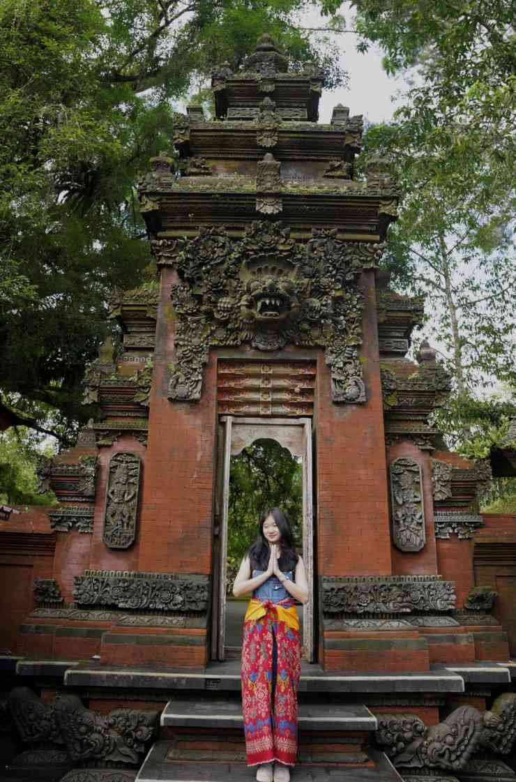 Ngày cuối của chuyến đi Bali, mọi người đến Tis Cafe. Nơi đây có hồ bơi vô cực để sống ảo, view ruộng bậc thang. Lúc Linh đi, ở đây chưa có lúa. Linhi còn đến đền Pura Tirta Empul. Đền Suối Thiêng Tirta Empul là ngôi đền có suối nước thiêng được cho là do Thần Indra tạo ra và nước ban phước có thể thanh tẩy những người tắm ở đó.