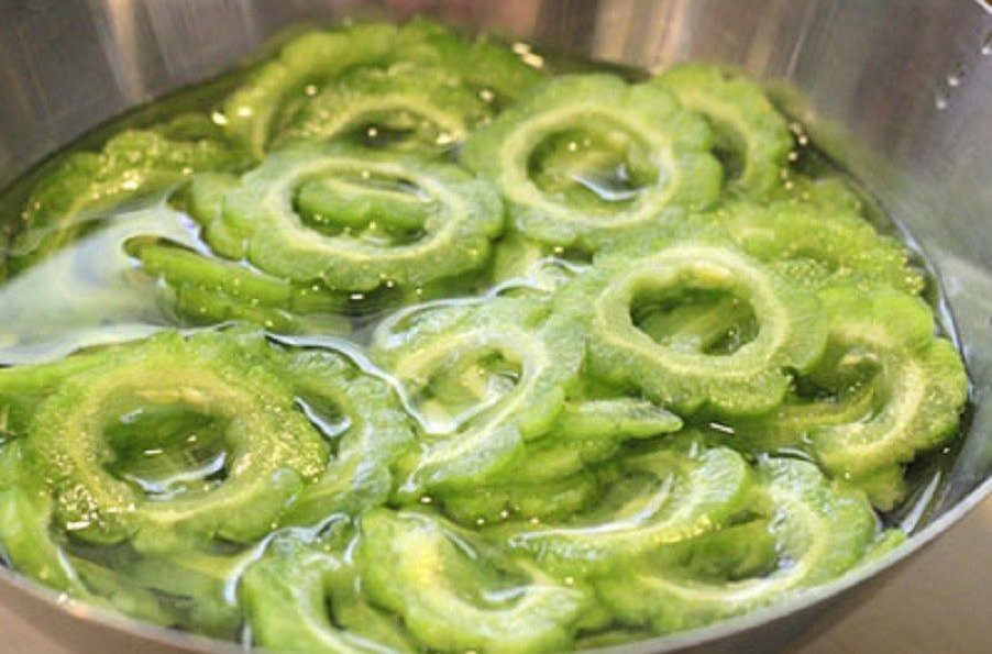 Thêm vài giọt này, mướp đắng giòn ngon hơn gấp bội ảnh 1