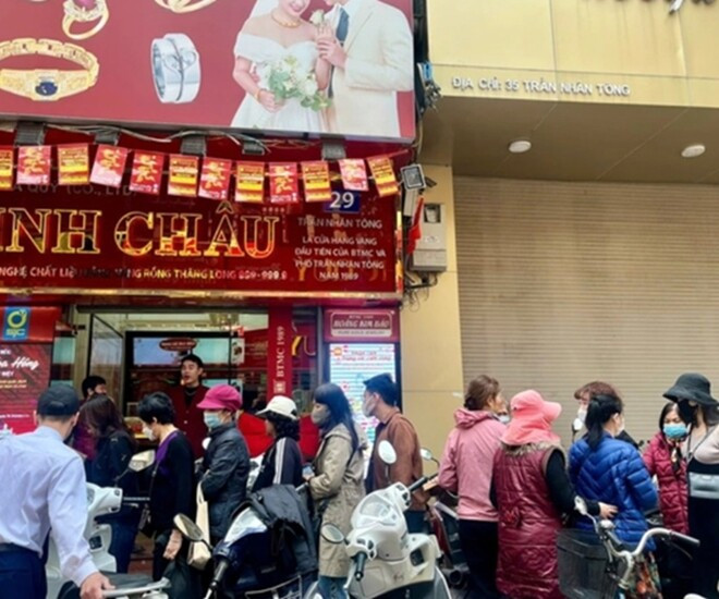 Tin tức 24h: Người dân Hà Nội "rồng rắn" xếp hàng mua vàng giá đỉnh hơn 100 triệu đồng ảnh 1
