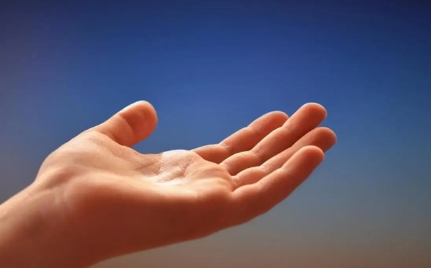 Trắc nghiệm tâm lý: Bàn tay bạn muốn nắm tiết lộ quý nhân cuộc đời bạn ảnh 3