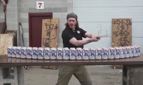 Nể người đàn ông chém một nhát đứt hàng chục lon bia 