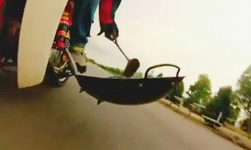 Món ăn được làm bằng cách vừa đi xe máy vừa nấu