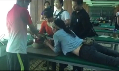 Xem ca sĩ Phương Thanh lần đầu trổ tài bắn súng