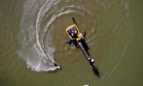 Trải nghiệm dịch vụ lướt ván bằng máy xúc kỳ dị