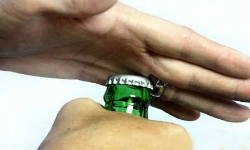 Độc chiêu mở nắp chai bia bằng tay không quá đỉnh