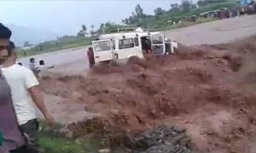 Thót tim màn giải cứu xe chở khách kẹt giữa dòng lũ