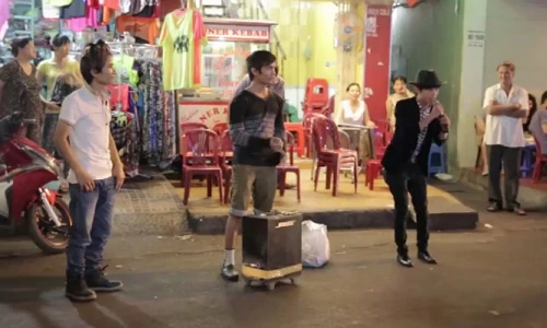 Clip Thánh bàn chải, Lệ Rơi hát gây tắc đường Sài Gòn