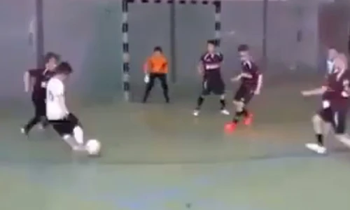 Xem cầu thủ nhí đá bóng siêu đẳng như Messi