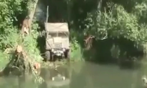 Thích thú xem ô tô lặn dưới nước như tàu ngầm