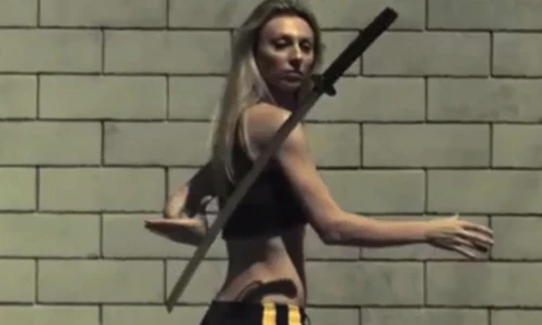 Mê mẩn gái xinh múa kiếm Nhật điêu luyện