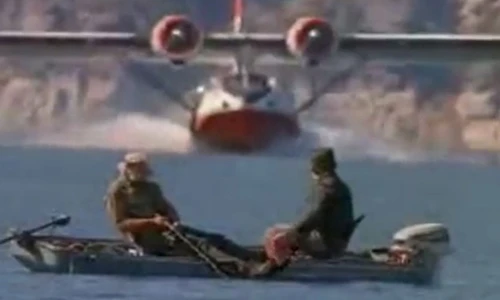 Thót tim cảnh máy bay cất cánh ngay sát đầu người