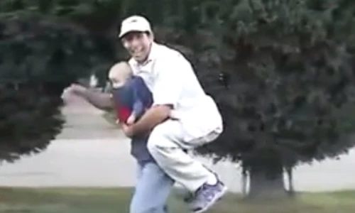 Bạn có thể nhìn thấy bao nhiêu người trong clip?