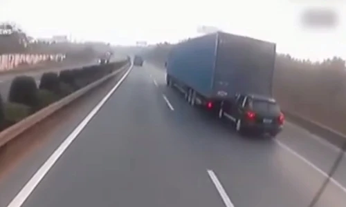 Video: Container và xe con "hôn" nhau suốt chặng đường dài