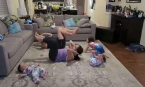 Cười vỡ bụng xem đại gia đình cùng tập Yoga