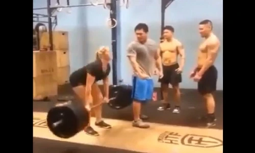 Cô gái nâng tạ hàng trăm kg gây choáng 3 nam giới