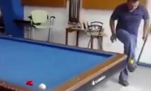 Người đàn ông có biệt tài tâng bóng bi-a bằng chân