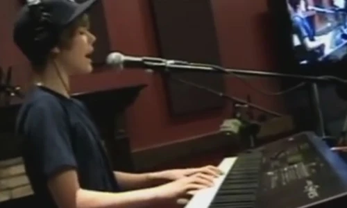 Lạ lẫm nghe Justin Bieber hát live cùng đàn piano