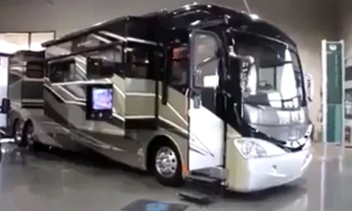 Chi tiết nhà di động sang chảnh trên siêu xe