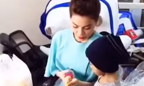 Thích thú xem Hồ Ngọc Hà bơm bóng cho bé Subeo