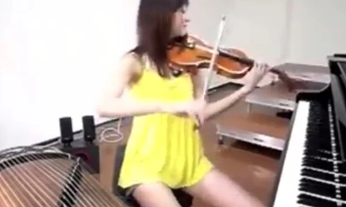 Thán phục gái xinh chơi cùng lúc 3 loại nhạc cụ