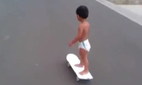 Bé trai đóng bỉm trượt ván như siêu sao