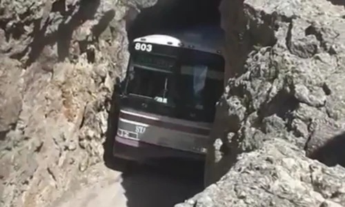 Rùng mình xem xe khách đi qua đường núi chật hẹp