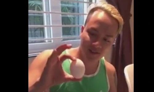 Cao Thái Sơn hoảng vì suýt ăn phải trứng vịt bằng nhựa