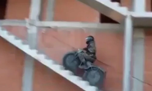 Mô tô kỳ dị có thể leo cầu thang, lội bùn lầy