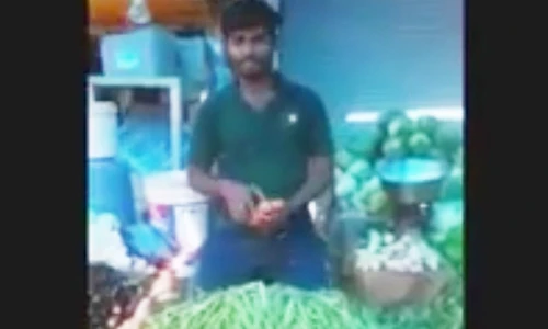 Kinh ngạc khả năng hút hoa quả của người đàn ông kỳ lạ