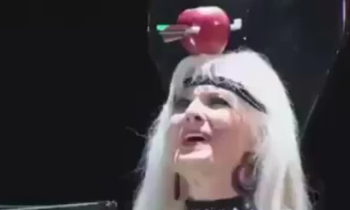 Cung thủ bắn trúng táo trên đầu mình một cách thần kỳ